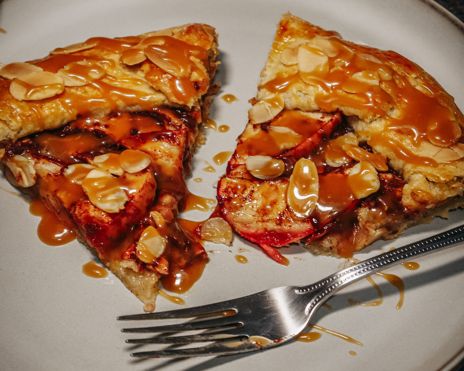 Rustikální jablečná crostata s křehkým těstema slaným karamelem